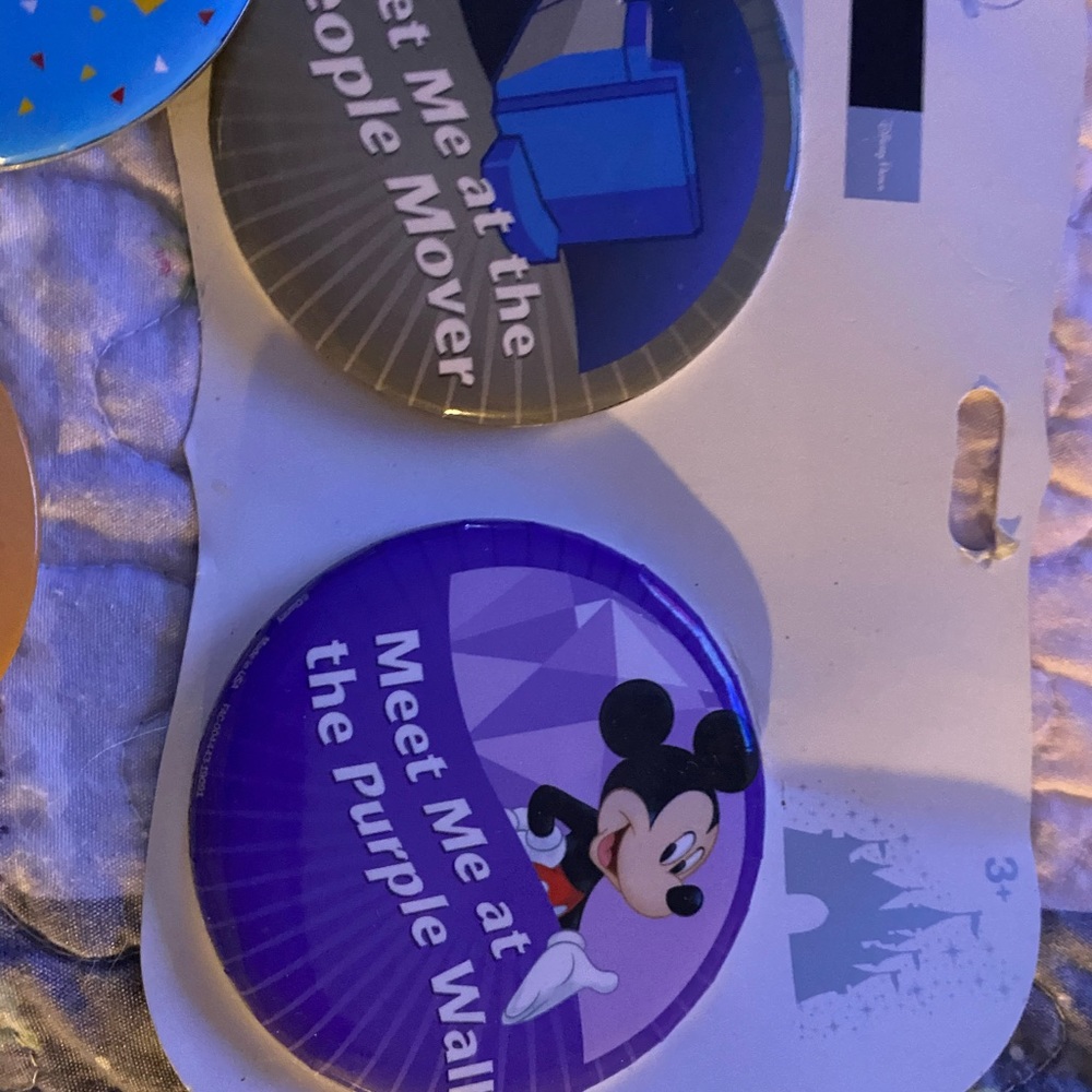 Lot of Walt Disney large Buttons new and old - Picture 6 of 11